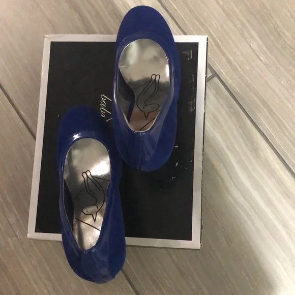 Baby Phat size 8.5 blue faux suede & patient pipping pump. - Picture 4 of 4